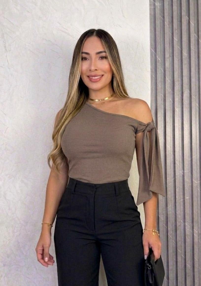 Blusa Asimétrica con Lazo de Lado en Polilicra Doble